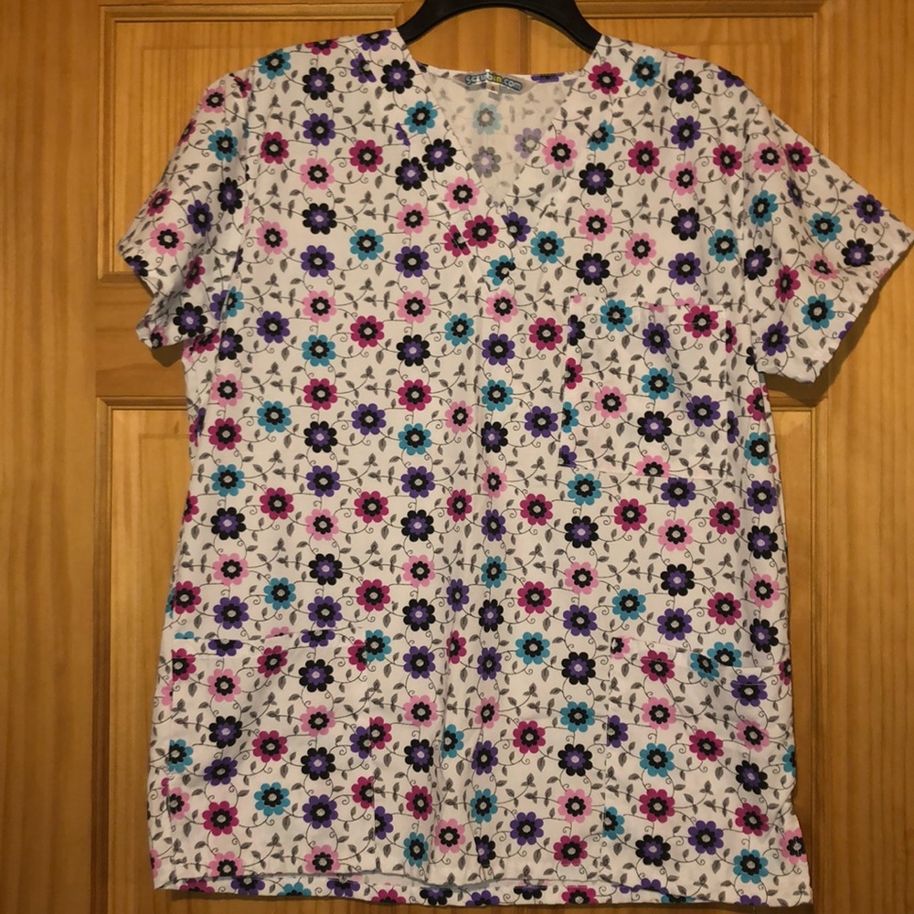 Floral scrub top🌸🌼🌹